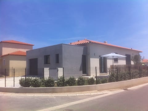 Air-conditioned 3 room villa, 4 pers quiet 4 Km beach