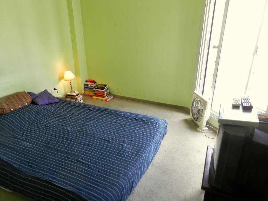 Habitación, con colchón doble (matrimonial), guardarropa y televisión.