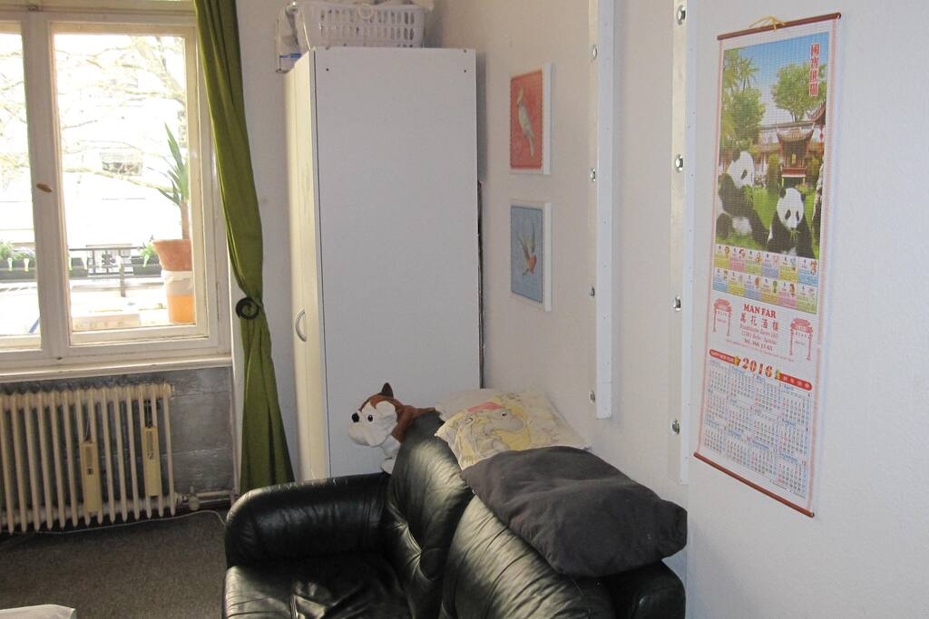 Zi 5 Blick vom Flur zum Fenster, rechts hinten: für Gäste freigeräumter Kleiderschrank; davor als Doppelbett ausklappbare Leder-Couch