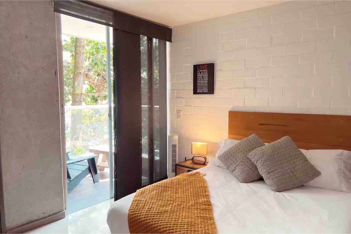 חדר שינה ראשי עם חדר רחצה ושירותים ומיטה זוגית 