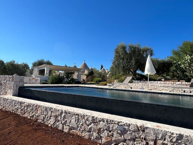 Trulli damare a Ceglie Messapica, con piscina