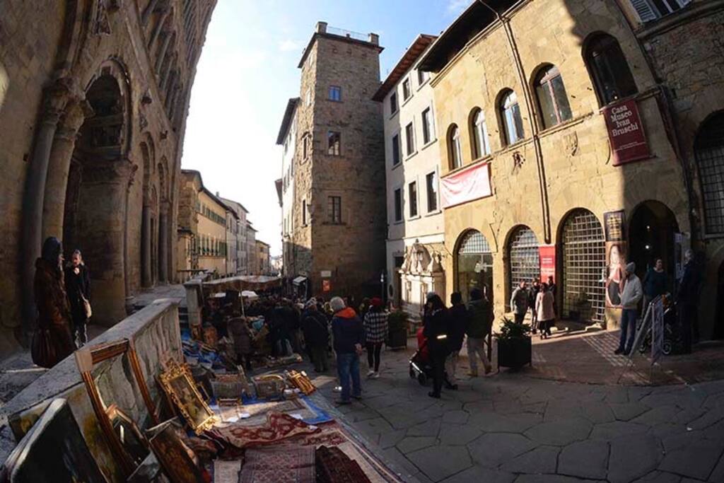 palazzo della Fonte con fiera antiquaria