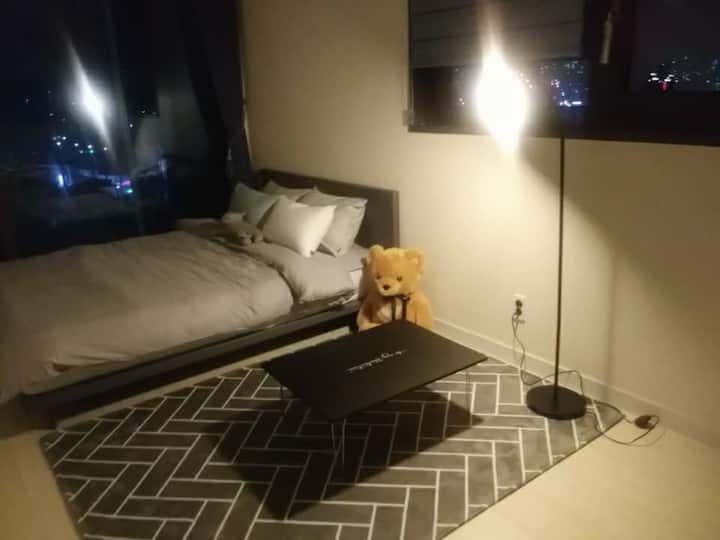 كما لو أن هذا كان في الواقع تحذيرًا. أعتقد أنه إذا همست بالحب تحت الضوء الأصفر الخفي، فستتضاعف الرومانسية.