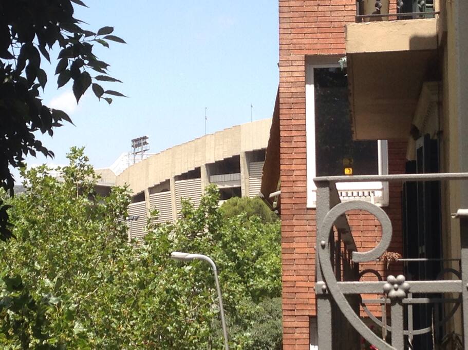Estadio del FCBarcelona a 50 mts, con vistas desde el apartamento