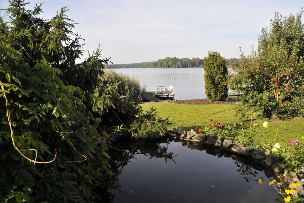 Blick von der Terasse auf den See im Hintergrund der Steg