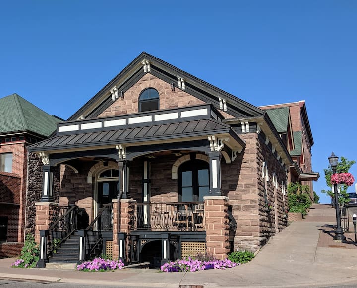 Historic Harbor Loft- Downtown MQT by the Ore Dock