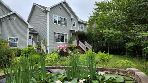 Beautiful 2 Stories 3Rm+den+curtained family room