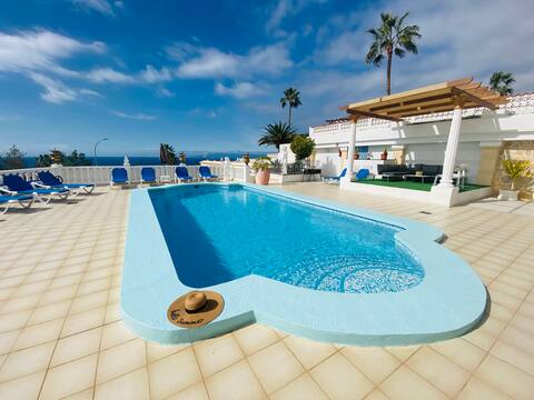 Villa Mary !! 7 bedrooms 14 guests ! Private nightclub