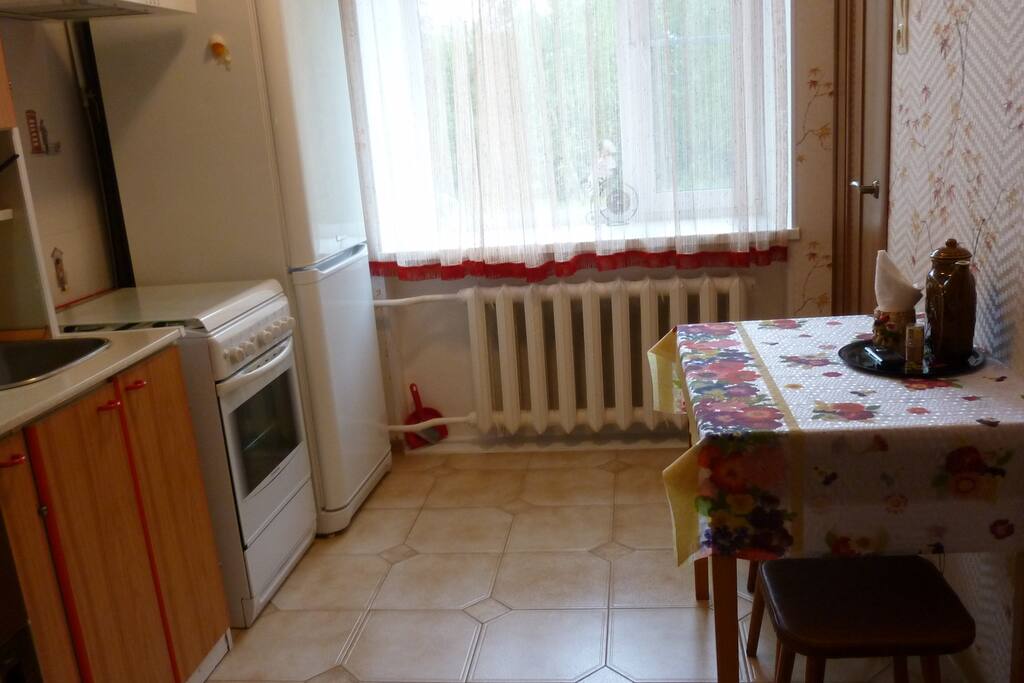 Столик раскладной. Пригодится для большой компании.