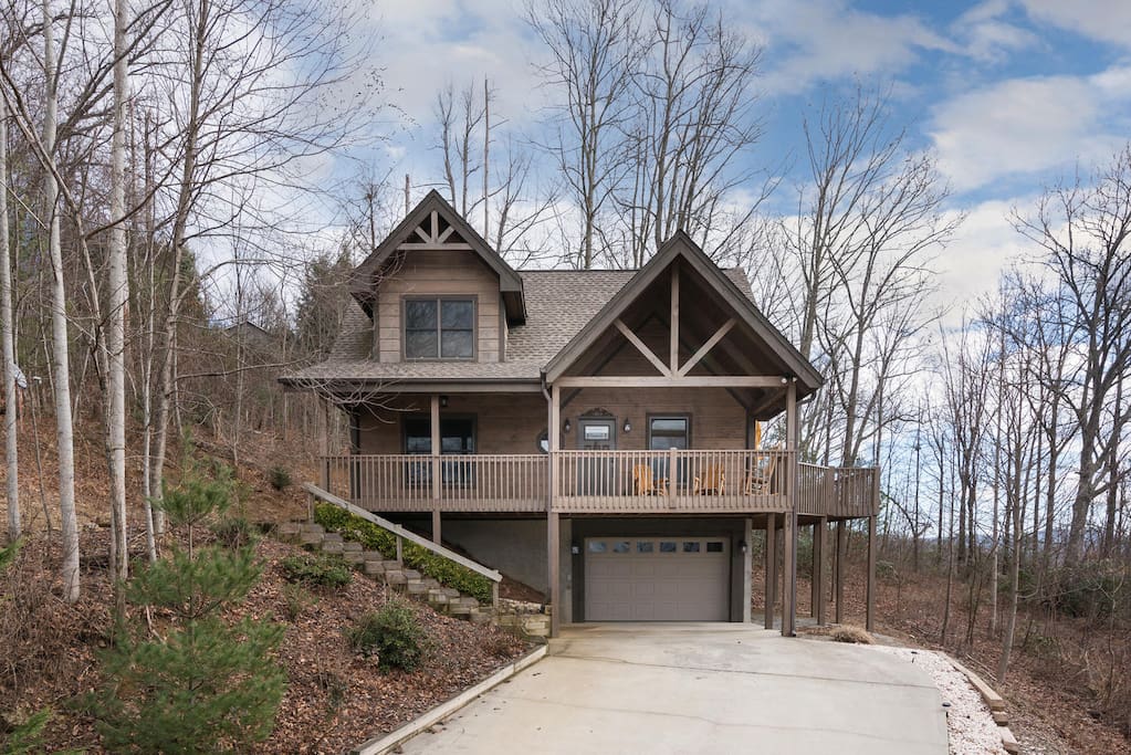 Secluded Luxury Mountain Cabin with views, hot tub ...