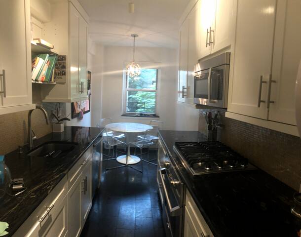 Gorgeous 3 bed 2.5 bath in exclusive neighhood. gallery image 3