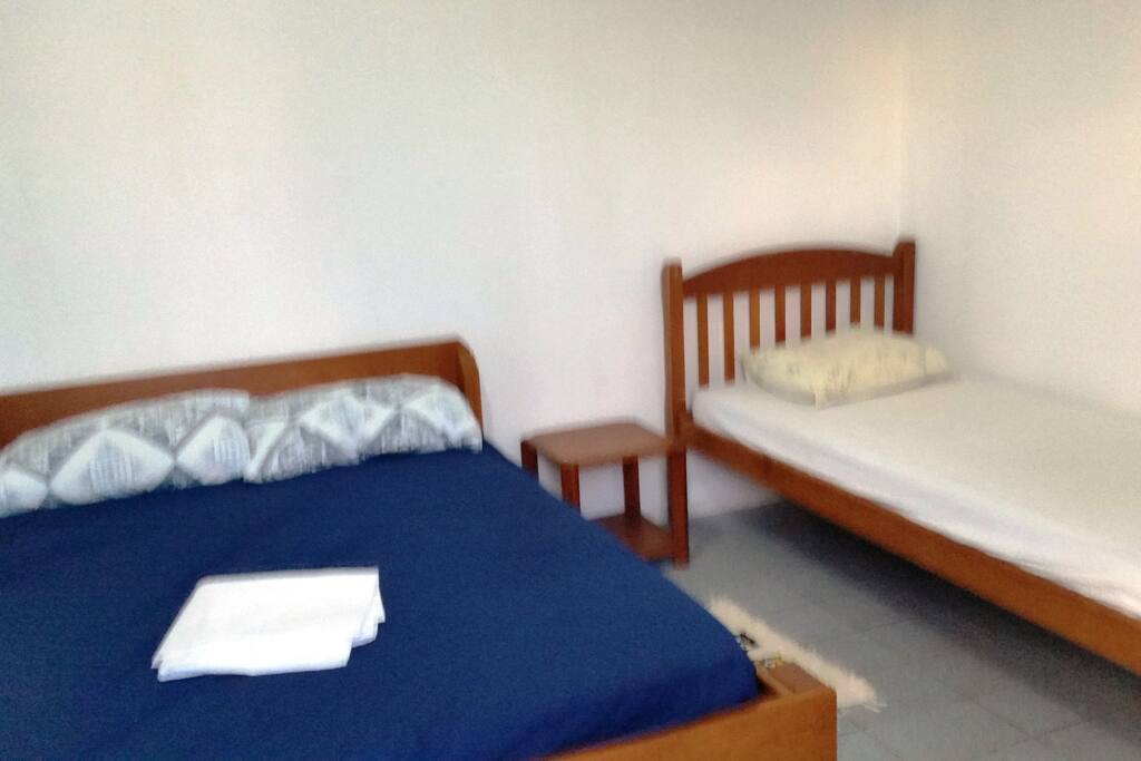 TRÊS CAMAS E SACADA