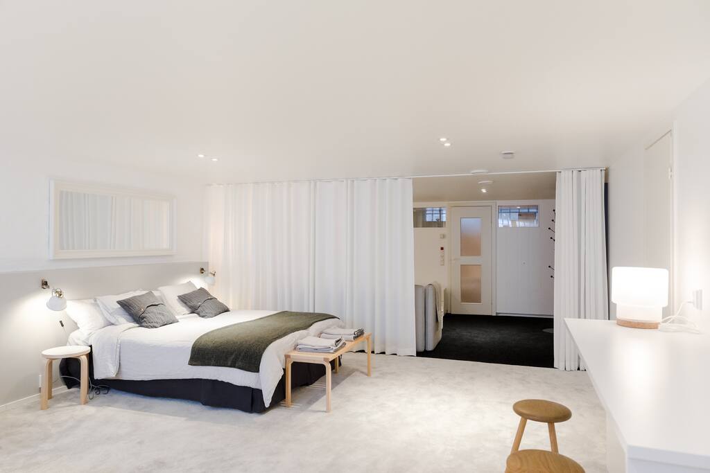 The space is one big space, only bath, sauna and toilet are separated. In the middle, you can use the curtain to separate the space