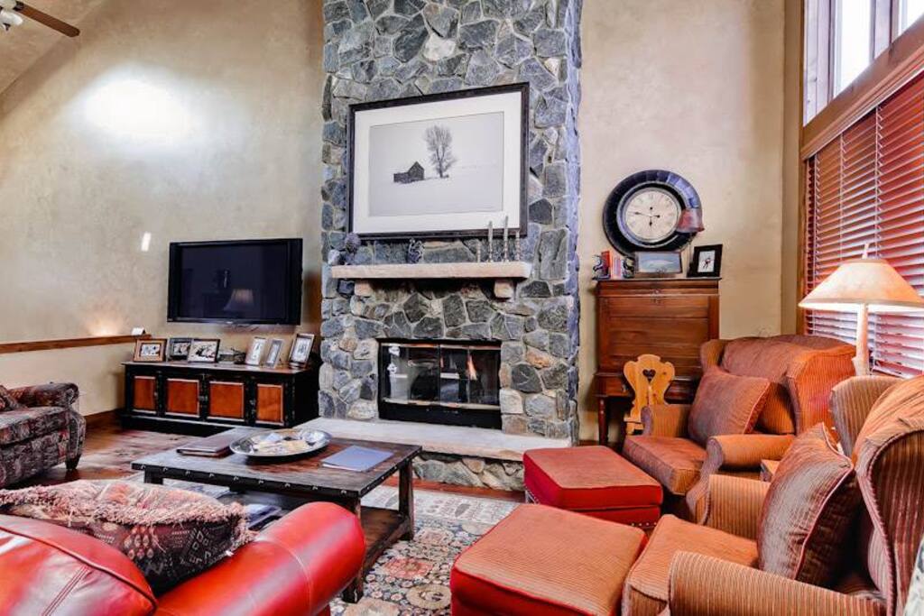 Couch,Furniture,Screen,TV,Television