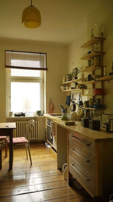 A beautiful kitchen to cook your own meals from many amazing food markets around this home.