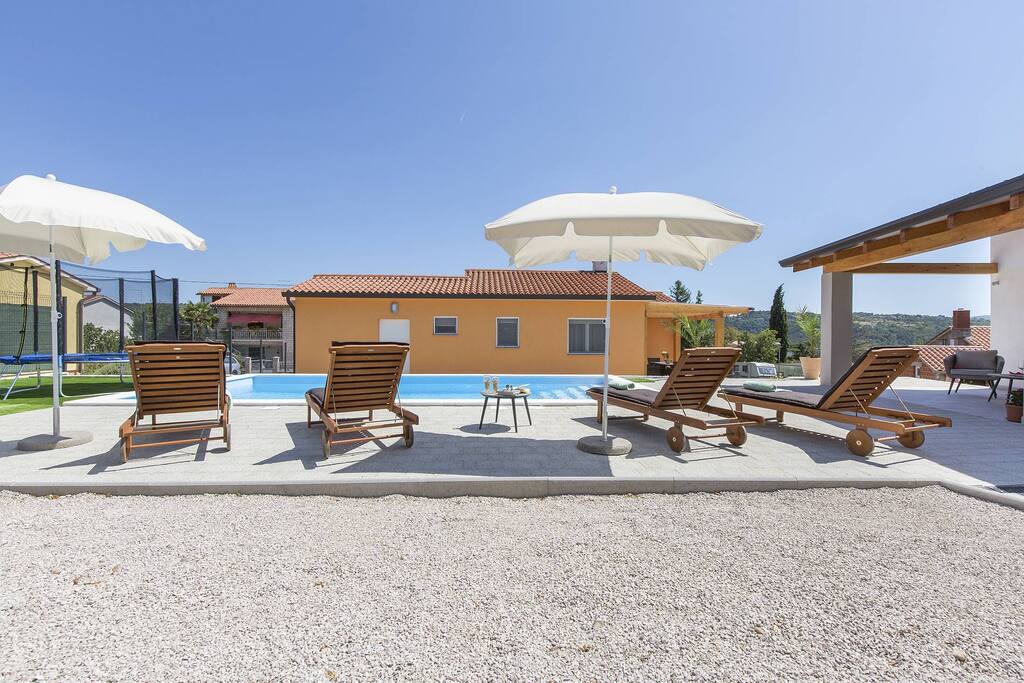 Pool area (by day)