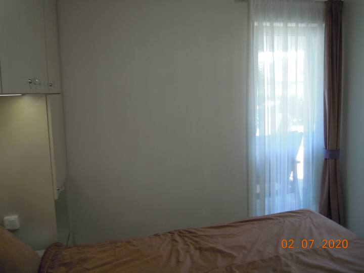 باب الحديقة من غرفة النوم