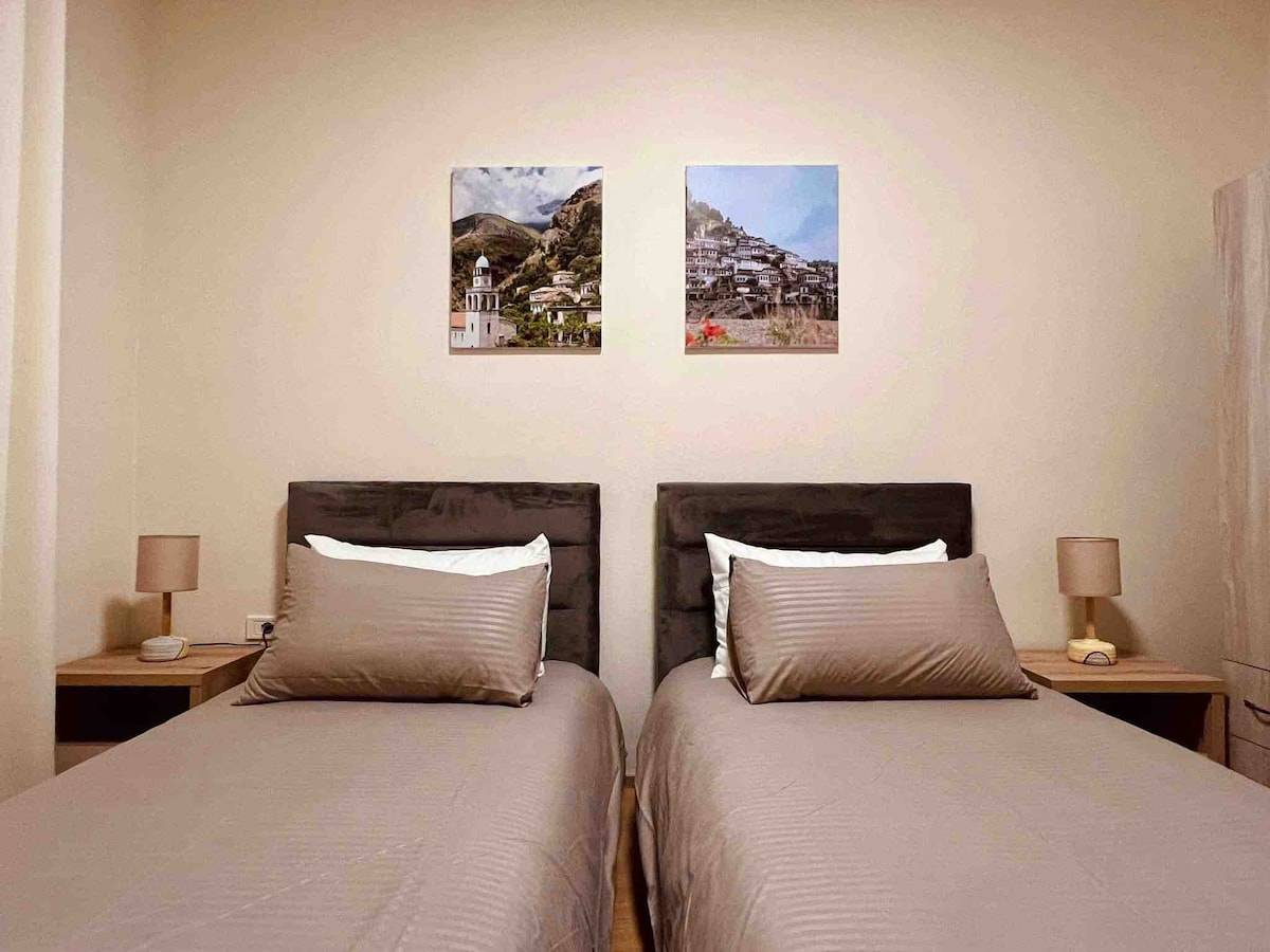 Chumba chetu kina kitanda cha watu wawili, ambacho pia kinaweza kubadilishwa kuwa vitanda viwili vya mtu mmoja kulingana na mahitaji yako. Kitanda hiki ni kizuri kwa ajili ya kuzoea mipangilio tofauti, kinatoa starehe na urahisi wa kubadilika kwa kila aina ya sehemu za kukaa