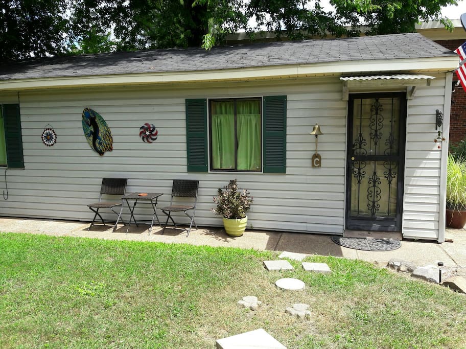 Side entrance to this cozy guesthouse in midtown Memphis.