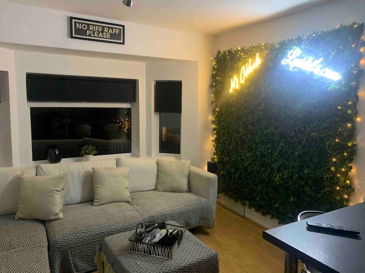Lushlets - Sleeps 22 Hot Tub Games Room - Cardiff