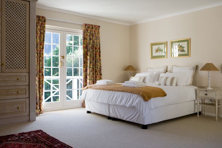 Large 5 bed Constantia Villa with pool and garden gallery image 3