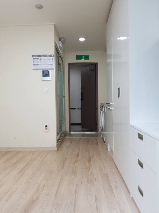 안쪽에서 바라본 출입구
