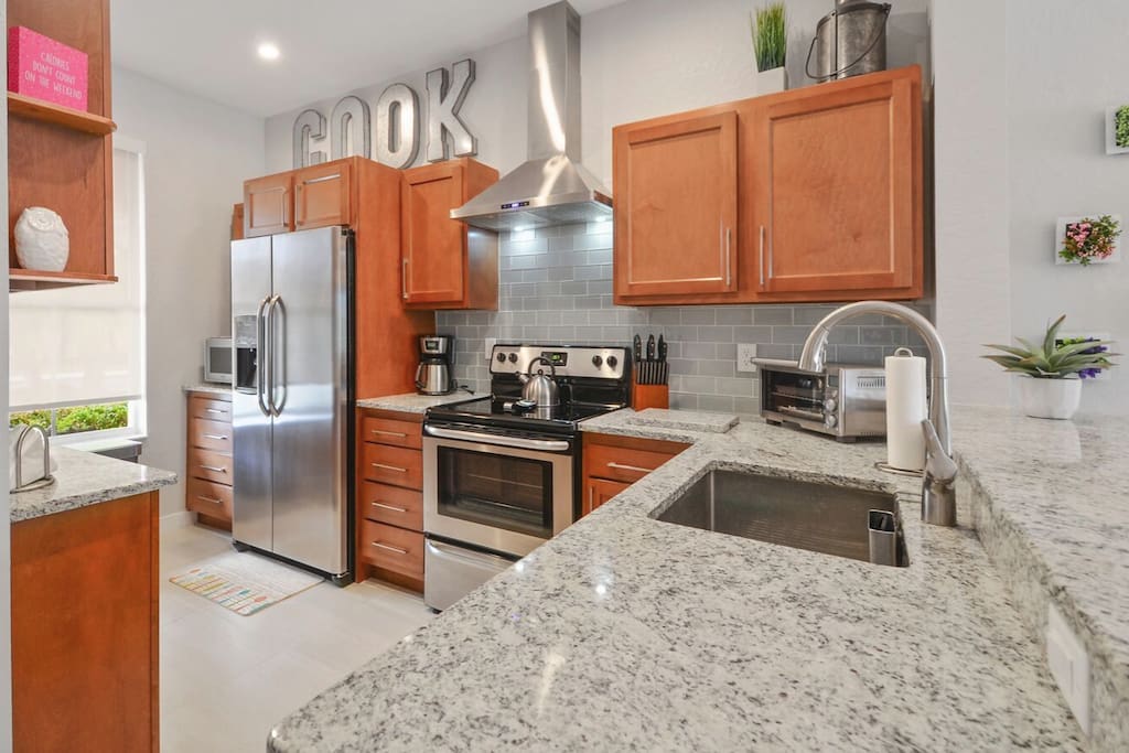 Fully Equipped Kitchen w/ Granite Counters & Stainless Steel Appliances