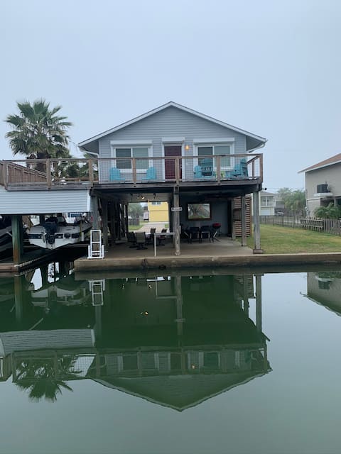 Popular Airbnb listing: Amy’s Canal House - Pet Friendly in Jamaica Beach