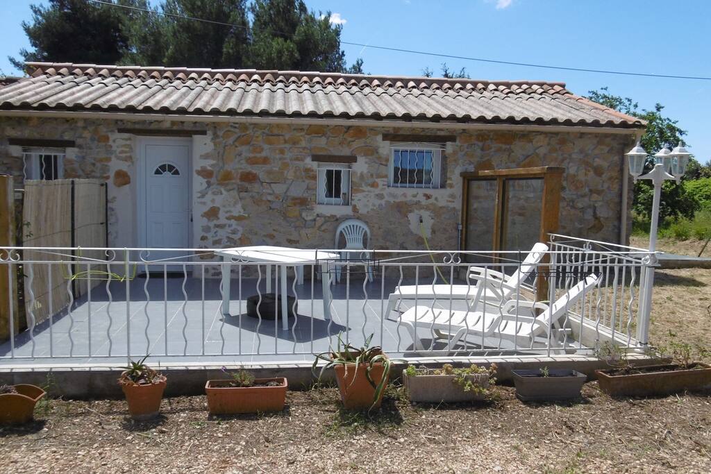entrée indépendante avec terrasse, parking et terrain de pétanque en façade