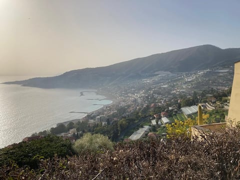 Villa on the hillside, beautiful sea view,with swimming pool