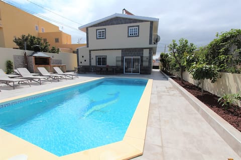 ViVa Tropical: Gorgeous villa with heated pool