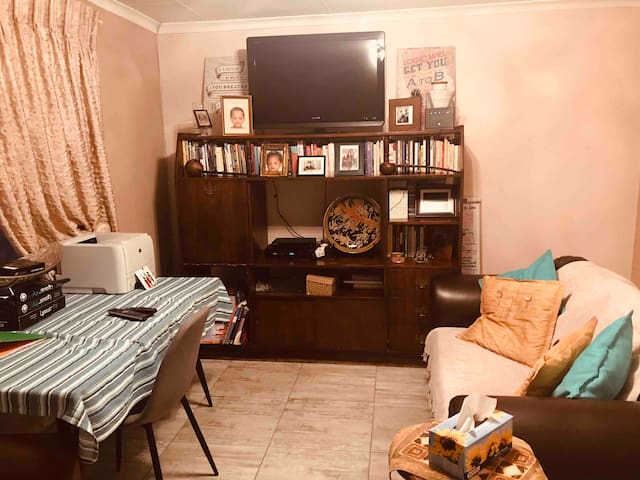 Private suite with en-suite bath & office/lounge