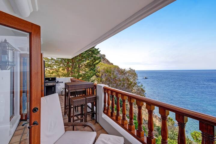 H1151: Luxurious Villa on Bluff’s Edge w/ VIEWS