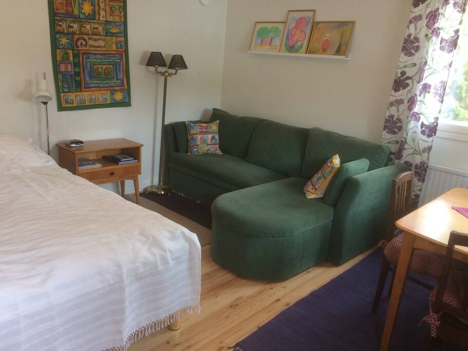 Guestroom with sofabed and twinbed.