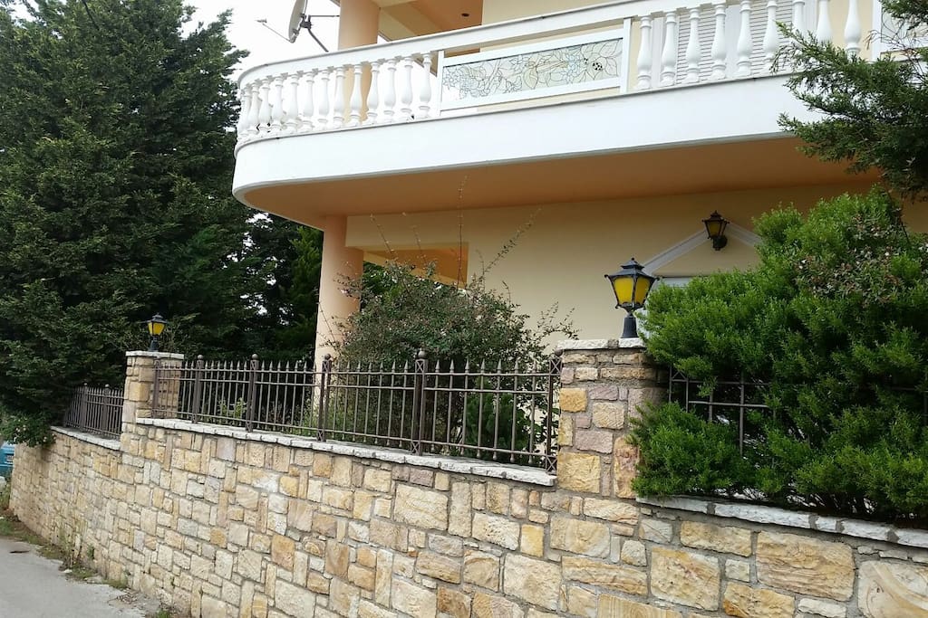 Η εξωτερική μεριά του σπιτιού