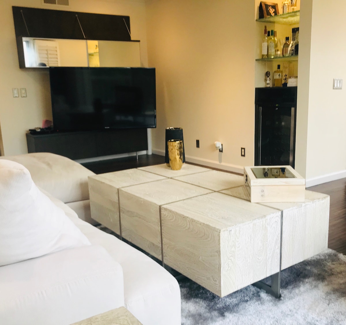 غرفة معيشة مع بار نبيذ