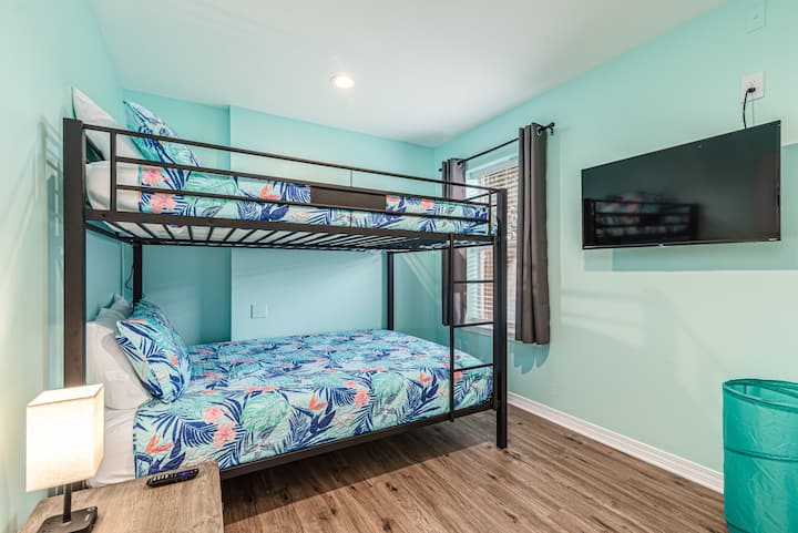 Cuarto dormitorio - litera queen sobre cama tamaño queen con colchones de espuma viscoelástica