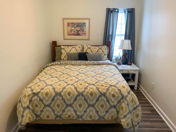 第一间卧室配备标准双人原木床。 这里还有2个小壁橱。 额外的毯子、枕头、熨衣板和熨斗。 如有需要，我们提供风扇和小型取暖器。 智能恒温器可以轻松控制暖通空调。 