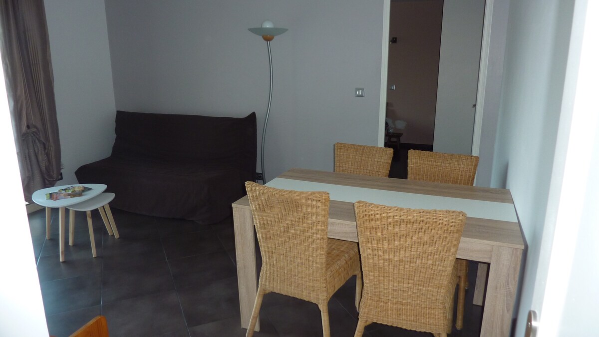 起居区配有160张沙发