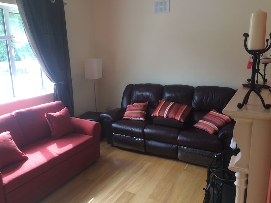 Sitting Room with Double Sofa Bed (Red)