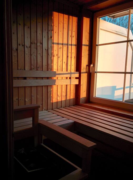 Private Sauna im Abendlicht. Auch von der Sauna ist die See und das Naturschutzgebiet zu sehen.