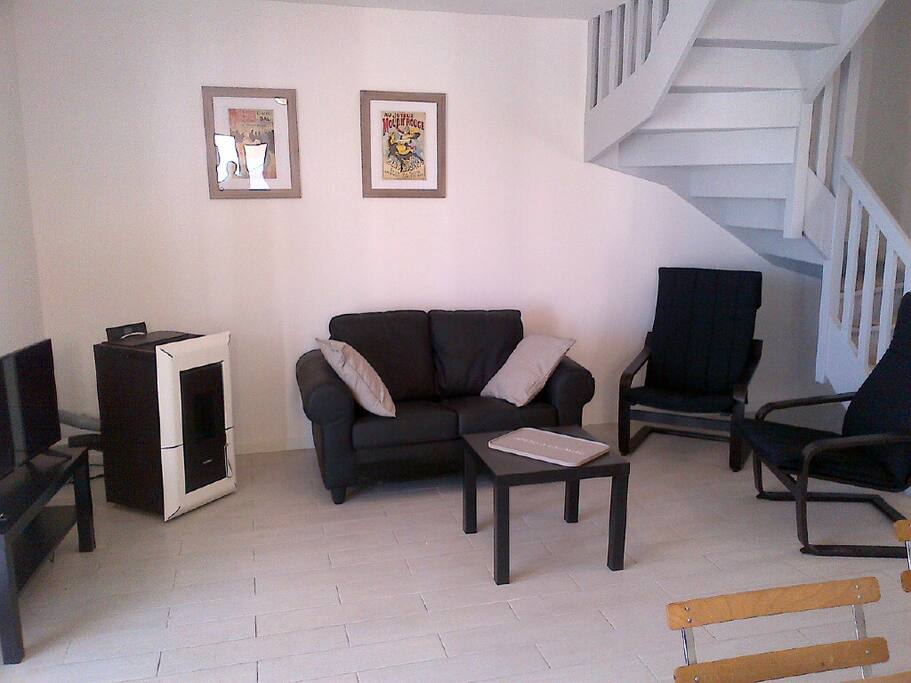 Sejour Lumineux donnant sur la terrasse avec TV ecran plat