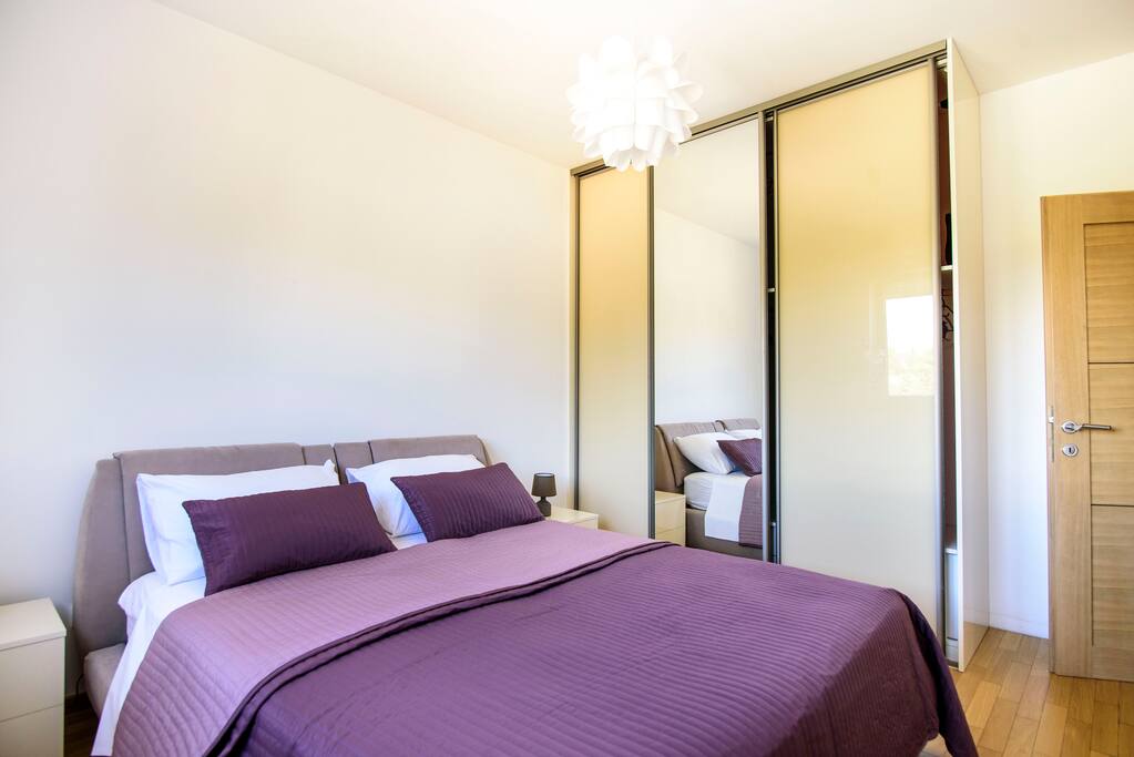 Bedroom with king size bed