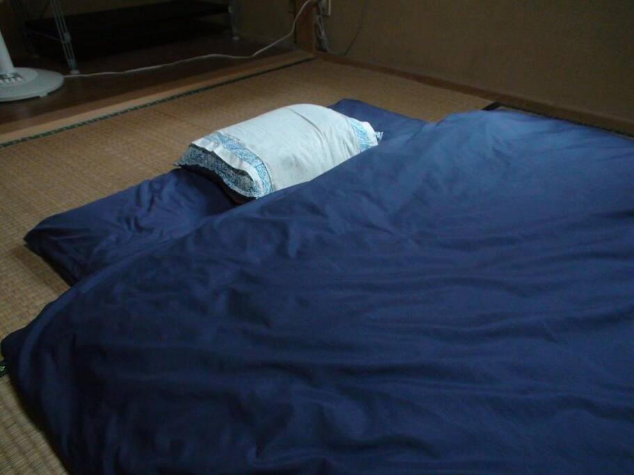 和室の寝具例 전통화실 침구례
Traditional tatami room; you will sleep on mattress on straw floor.