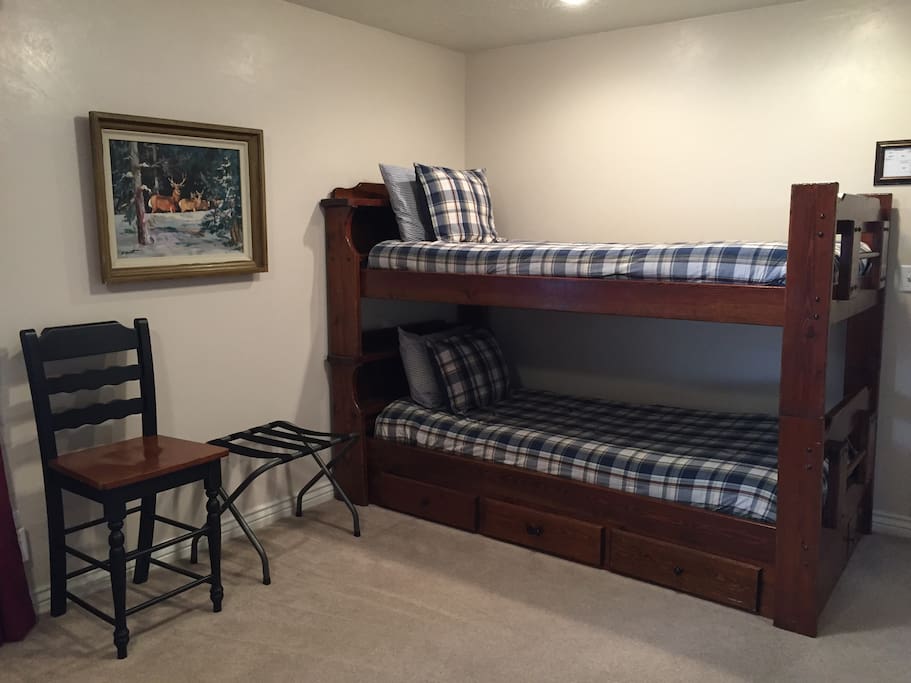 Extra-long twin bunk beds in Desert Rose Suite.
Young Home BNB