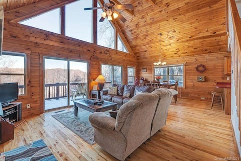Popular Airbnb listing: Outlaw Mountain Cabin in Maggie Valley