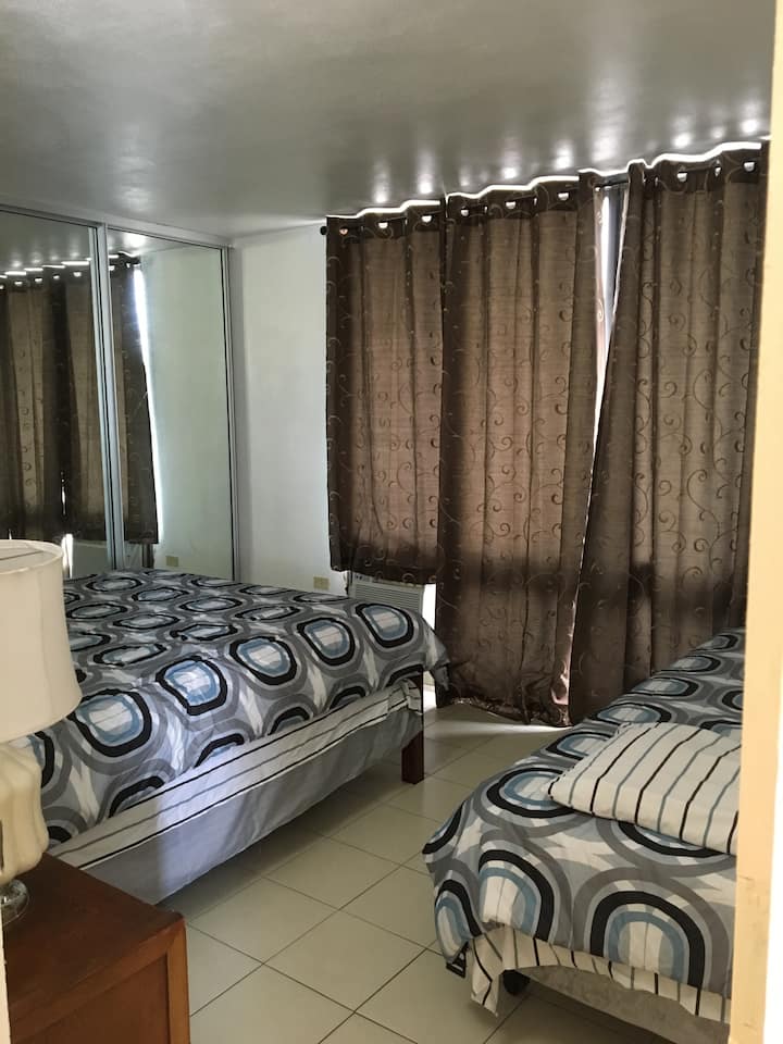 房间配备一张标准双人床和一张单人床。 