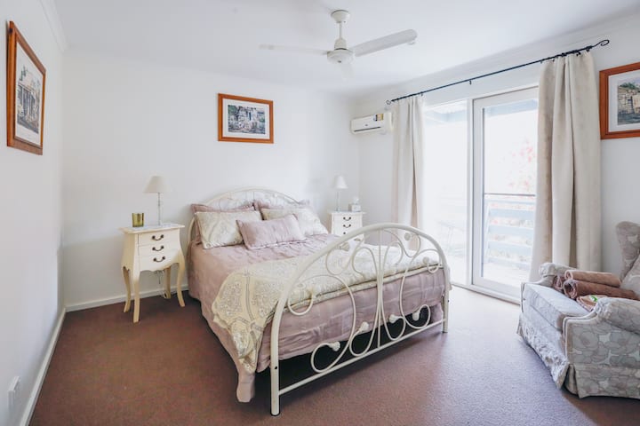 2. spavaća soba. Soba s breskvama