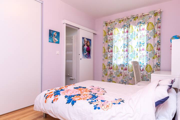 Kids room with shared bathroom