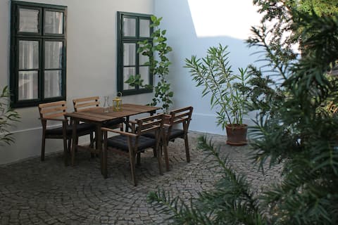 Popular Airbnb listing: Quiet garden flat in a historic house in Döbling